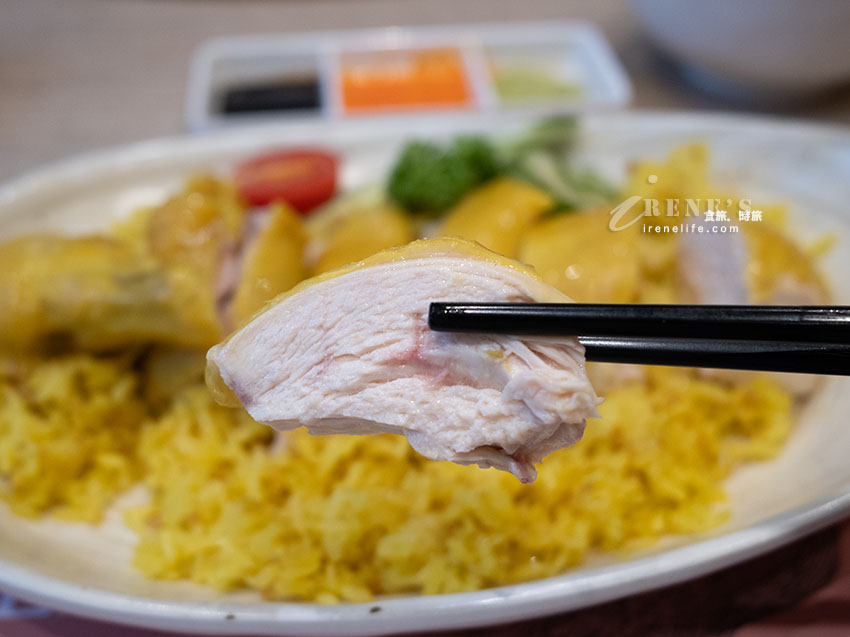 信義區好吃海南雞飯，鮮嫩肉質搭配三款秘製醬汁，有鍋巴的雞煲飯超級香