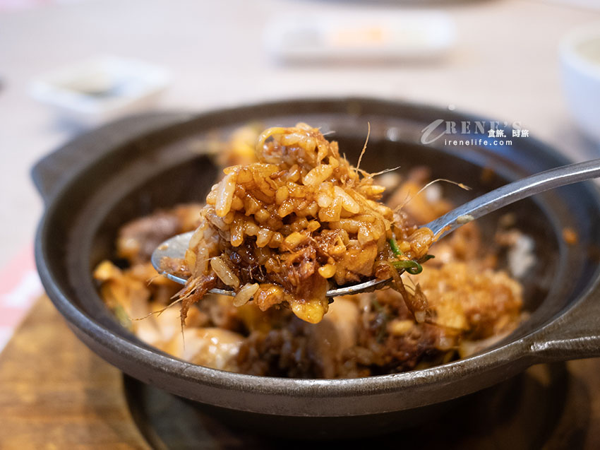 信義區好吃海南雞飯，鮮嫩肉質搭配三款秘製醬汁，有鍋巴的雞煲飯超級香
