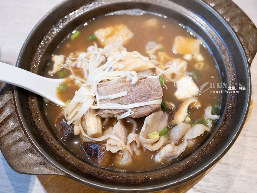 信義區好吃海南雞飯，鮮嫩肉質搭配三款秘製醬汁，有鍋巴的雞煲飯超級香