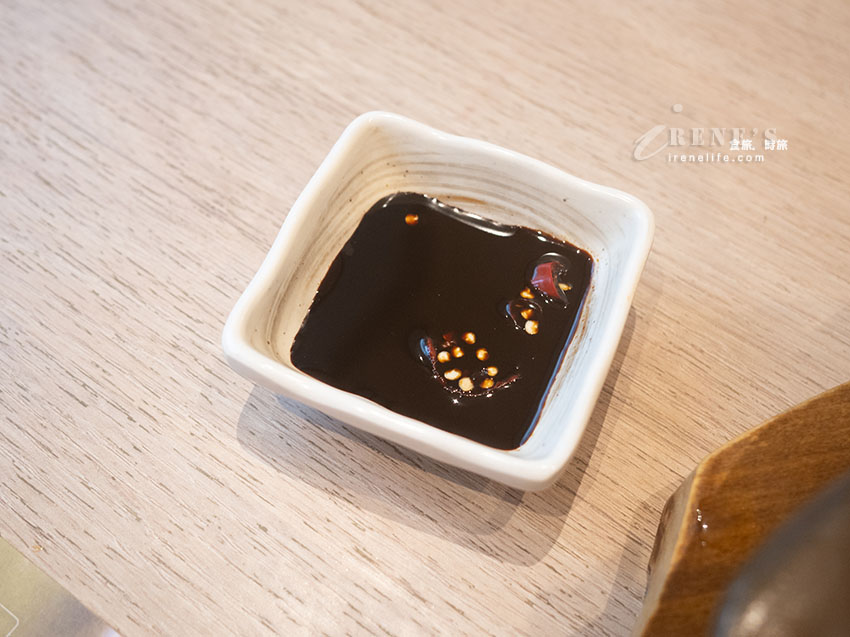 信義區好吃海南雞飯，鮮嫩肉質搭配三款秘製醬汁，有鍋巴的雞煲飯超級香
