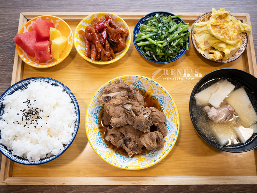 網站近期文章：隱身三重巷弄裡的高質感定食，有如回家吃飯的舒服，四菜一湯還有水果
