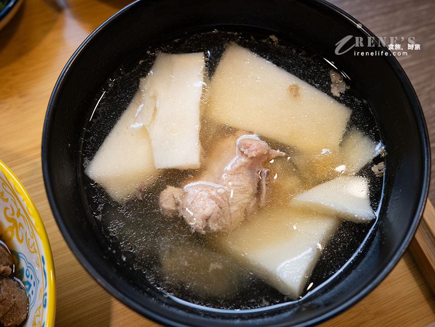 隱身三重巷弄裡的高質感定食，有如回家吃飯的舒服，四菜一湯還有水果