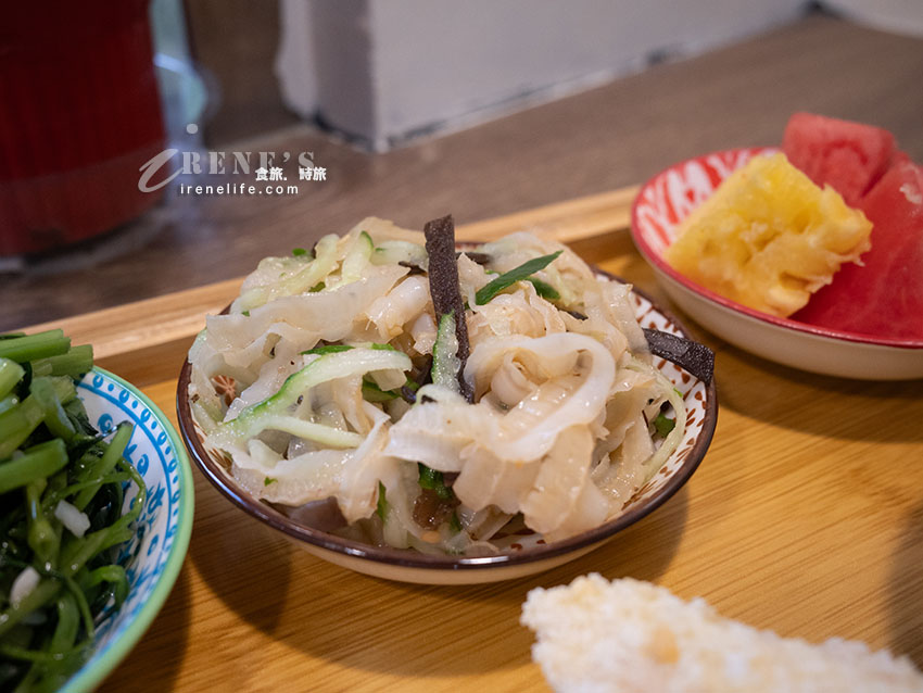 隱身三重巷弄裡的高質感定食，有如回家吃飯的舒服，四菜一湯還有水果