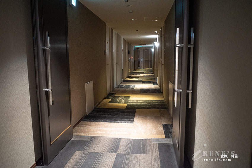 JR新大阪車站步行3分鐘即可抵達的平價飯店，附近便利商店跟餐廳皆有，安靜且方便