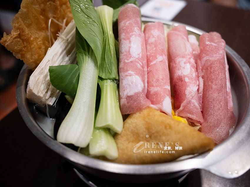 公館商圈百元小火鍋、酸菜魚，內用居然有珍珠奶茶喝到飽！評論還送肉片