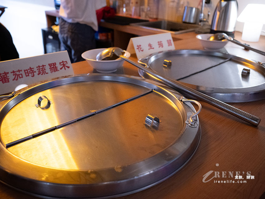 蒙古烤肉均一價,想吃多少自己夾!夾菜送肉還有白飯、熱湯、甜湯、飲料無限供應 蒙古烤肉均一價,想吃多少自己夾!夾菜送肉還有白飯、熱湯、甜湯、飲料無限供應