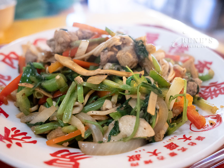 蒙古烤肉均一價,想吃多少自己夾!夾菜送肉還有白飯、熱湯、甜湯、飲料無限供應 蒙古烤肉均一價,想吃多少自己夾!夾菜送肉還有白飯、熱湯、甜湯、飲料無限供應