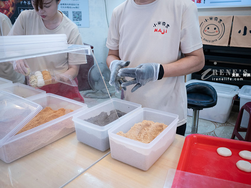 烏來老街上人氣手工麻糬，現點現包一盒12顆只要150元，皮Q超爆餡