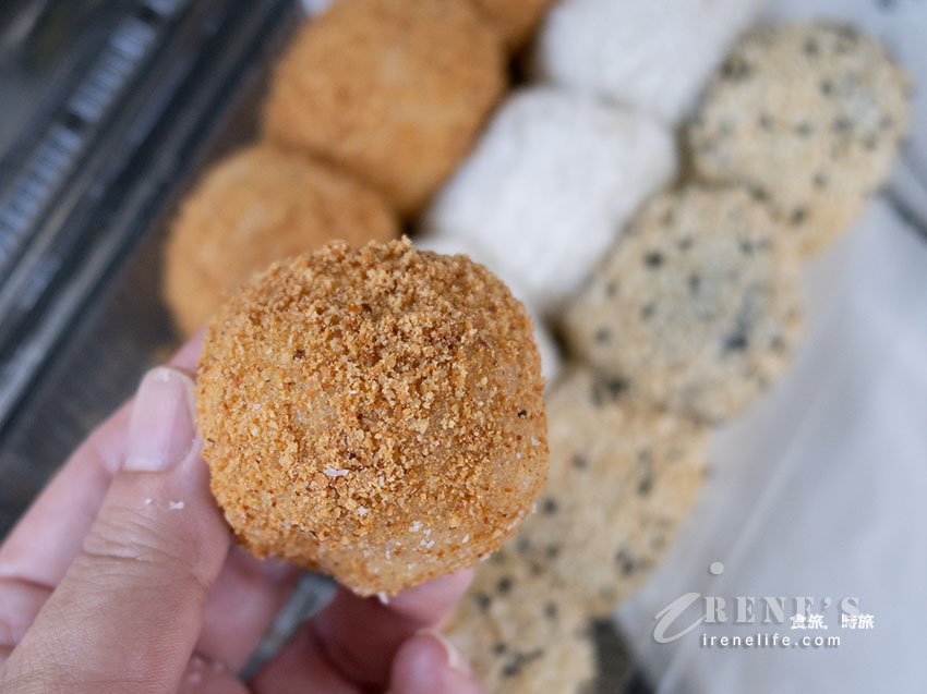 烏來老街上人氣手工麻糬，現點現包一盒12顆只要150元，皮Q超爆餡