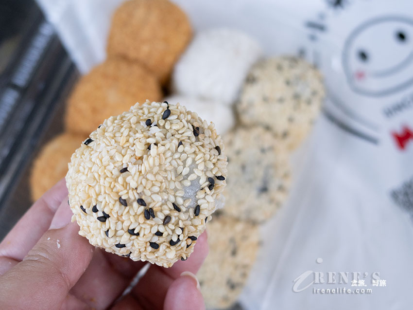 烏來老街上人氣手工麻糬，現點現包一盒12顆只要150元，皮Q超爆餡