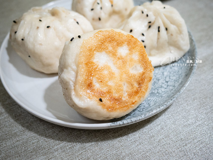 在地人的早餐首選，江蘇水煎包每顆18元，豆腐包、韭菜包、鮮肉包