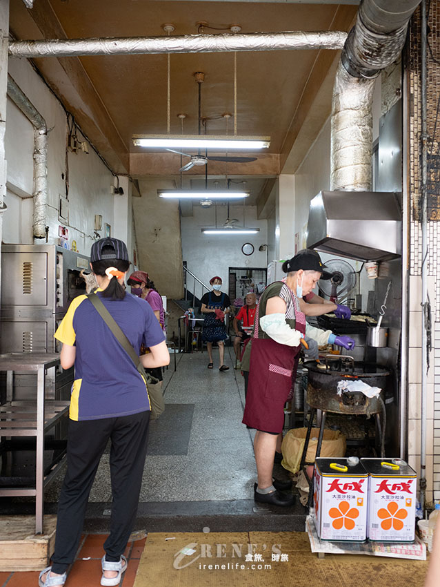 超過一甲子的基隆老店蔥油餅,幾乎每個人都是幾十個幾十個外帶 超過一甲子的基隆老店蔥油餅,幾乎每個人都是幾十個幾十個外帶
