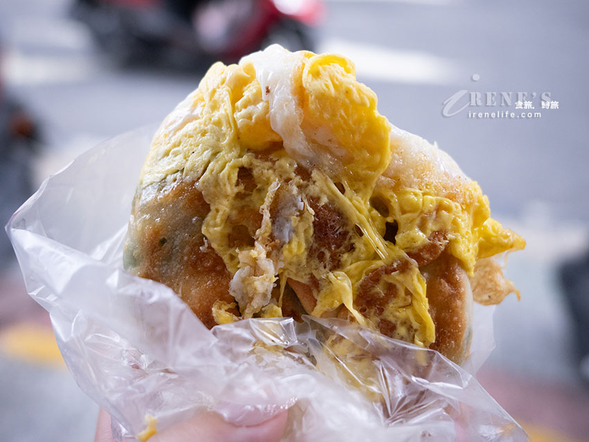 超過一甲子的基隆老店蔥油餅，幾乎每個人都是幾十個幾十個外帶
