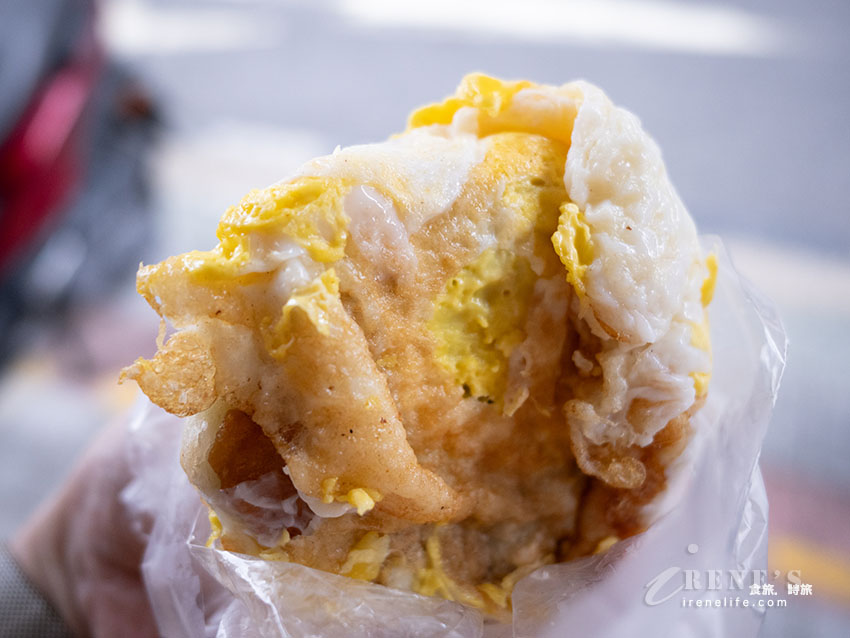 超過一甲子的基隆老店蔥油餅,幾乎每個人都是幾十個幾十個外帶 超過一甲子的基隆老店蔥油餅,幾乎每個人都是幾十個幾十個外帶