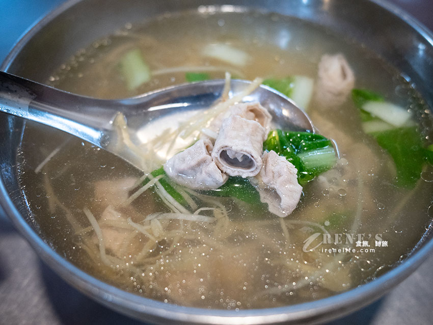 仁愛市場二樓排翻天的美華牛肉麵,桌上多款辣椒自行搭配,湯醇肉軟嫩 仁愛市場二樓排翻天的美華牛肉麵,桌上多款辣椒自行搭配,湯醇肉軟嫩