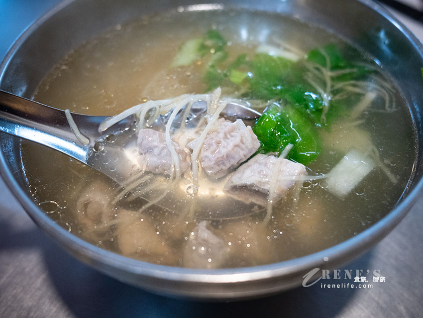 仁愛市場二樓排翻天的美華牛肉麵,桌上多款辣椒自行搭配,湯醇肉軟嫩 仁愛市場二樓排翻天的美華牛肉麵,桌上多款辣椒自行搭配,湯醇肉軟嫩