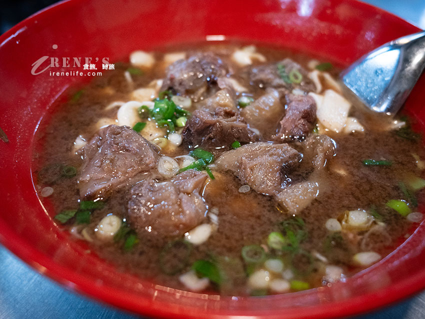 即時熱門文章：仁愛市場二樓排翻天的美華牛肉麵，桌上多款辣椒自行搭配，湯醇肉軟嫩