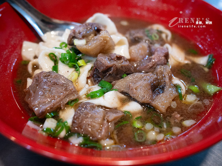仁愛市場二樓排翻天的美華牛肉麵,桌上多款辣椒自行搭配,湯醇肉軟嫩 仁愛市場二樓排翻天的美華牛肉麵,桌上多款辣椒自行搭配,湯醇肉軟嫩