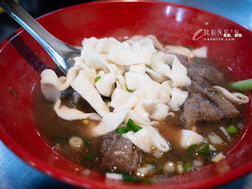 仁愛市場二樓排翻天的美華牛肉麵,桌上多款辣椒自行搭配,湯醇肉軟嫩 仁愛市場二樓排翻天的美華牛肉麵,桌上多款辣椒自行搭配,湯醇肉軟嫩
