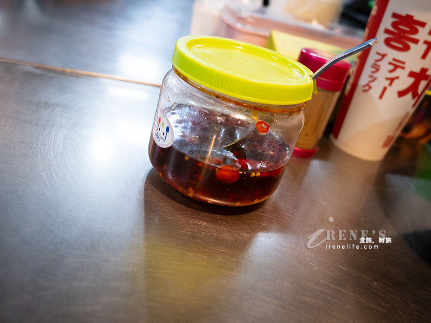 仁愛市場二樓排翻天的美華牛肉麵,桌上多款辣椒自行搭配,湯醇肉軟嫩 仁愛市場二樓排翻天的美華牛肉麵,桌上多款辣椒自行搭配,湯醇肉軟嫩
