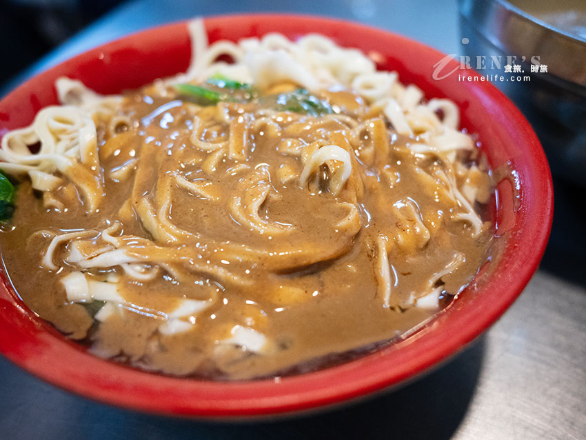 仁愛市場二樓排翻天的美華牛肉麵，桌上多款辣椒自行搭配，湯醇肉軟嫩