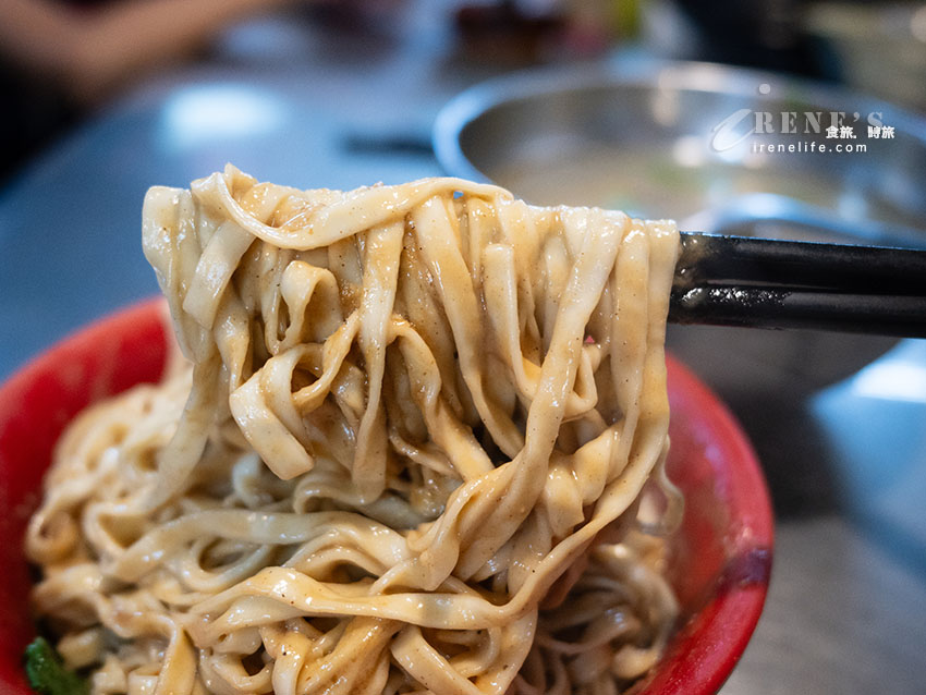 仁愛市場二樓排翻天的美華牛肉麵,桌上多款辣椒自行搭配,湯醇肉軟嫩 仁愛市場二樓排翻天的美華牛肉麵,桌上多款辣椒自行搭配,湯醇肉軟嫩