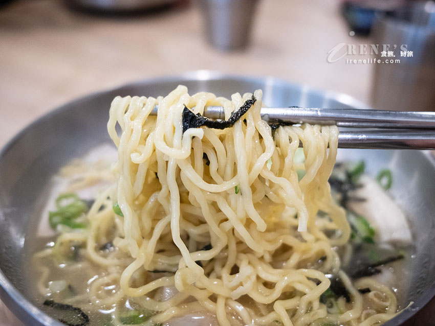 中山站巷弄裡的韓國豬肉麵專賣店，一碗150元起，加肉、加飯自己選