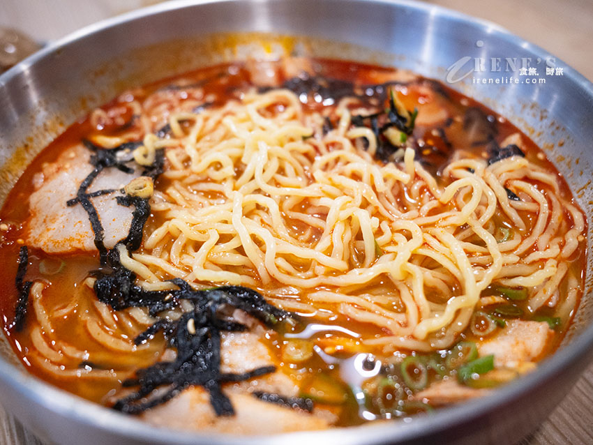 中山站巷弄裡的韓國豬肉麵專賣店,一碗150元起,加肉、加飯自己選 中山站巷弄裡的韓國豬肉麵專賣店,一碗150元起,加肉、加飯自己選