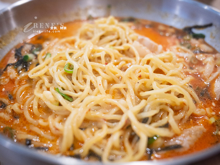 中山站巷弄裡的韓國豬肉麵專賣店,一碗150元起,加肉、加飯自己選 中山站巷弄裡的韓國豬肉麵專賣店,一碗150元起,加肉、加飯自己選