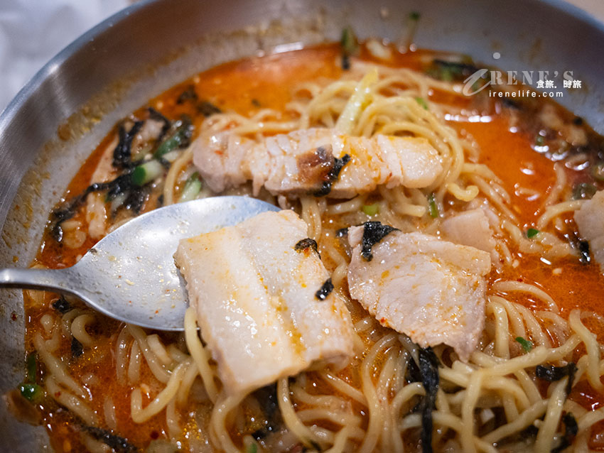 中山站巷弄裡的韓國豬肉麵專賣店,一碗150元起,加肉、加飯自己選 中山站巷弄裡的韓國豬肉麵專賣店,一碗150元起,加肉、加飯自己選