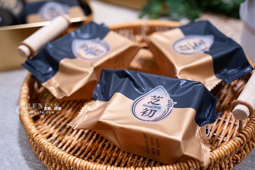 芝初黑芝麻蛋黃酥中秋禮盒預購開跑啦!金色鐵盒貴氣十足,健康又美味的月餅 芝初黑芝麻蛋黃酥中秋禮盒預購開跑啦!金色鐵盒貴氣十足,健康又美味的月餅