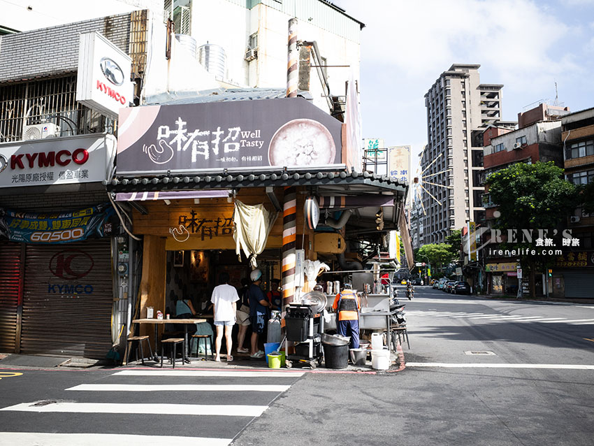 原汀洲路無名鹹粥現在有名字囉！大骨湯鹹粥一碗只要30元，雞卷、紅燒肉必點