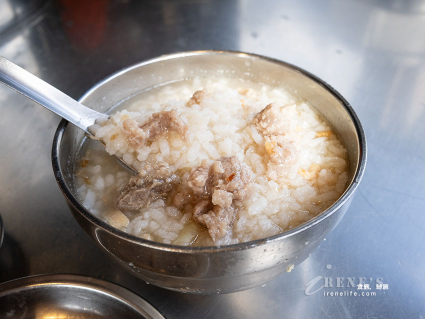 原汀洲路無名鹹粥現在有名字囉！大骨湯鹹粥一碗只要30元，雞卷、紅燒肉必點