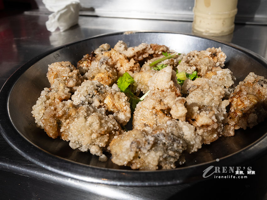 原汀洲路無名鹹粥現在有名字囉！大骨湯鹹粥一碗只要30元，雞卷、紅燒肉必點