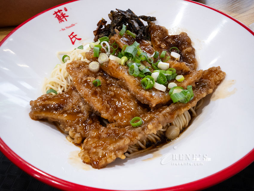 看似簡單吃起來卻不簡單的蔥油拌麵，大肉麵、大排麵夠浮誇 @Irene's 食旅．時旅