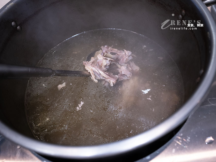 台北車站美食推薦》聞狀元雞肉飯館旗艦店，文青風舒肥雞肉飯、免費雞湯無限喝