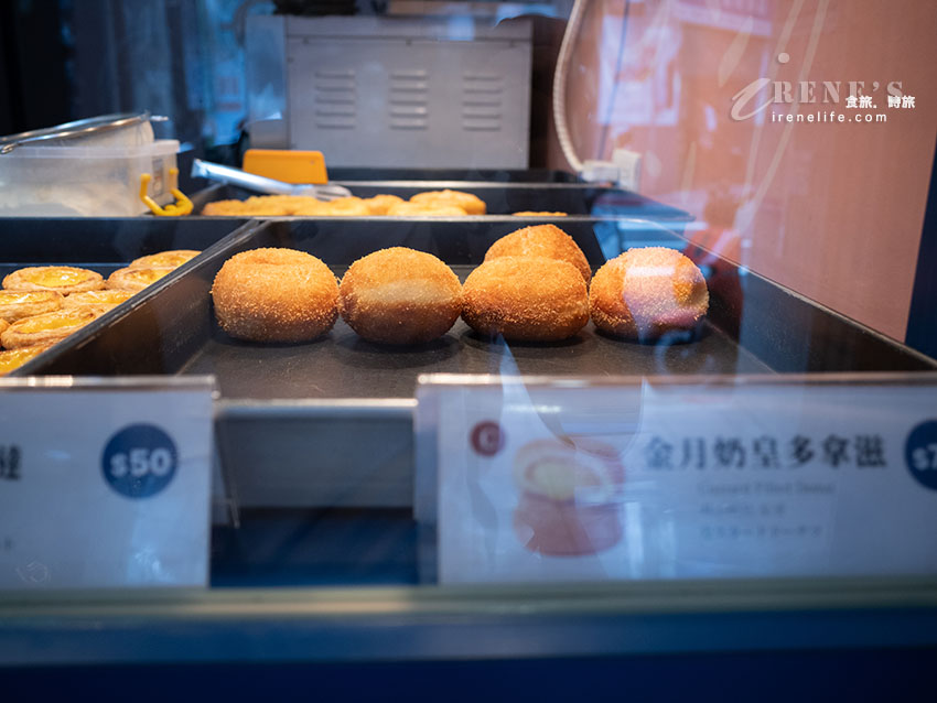 台北車站美食推薦｜捲髮奶奶鮮奶脆皮甜甜圈：超厚奶粉、外酥內軟的北車散步銅板小吃
