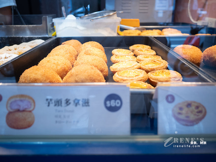 台北車站美食推薦|捲髮奶奶鮮奶脆皮甜甜圈:超厚奶粉、外酥內軟的北車散步銅板小吃 台北車站美食推薦|捲髮奶奶鮮奶脆皮甜甜圈:超厚奶粉、外酥內軟的北車散步銅板小吃