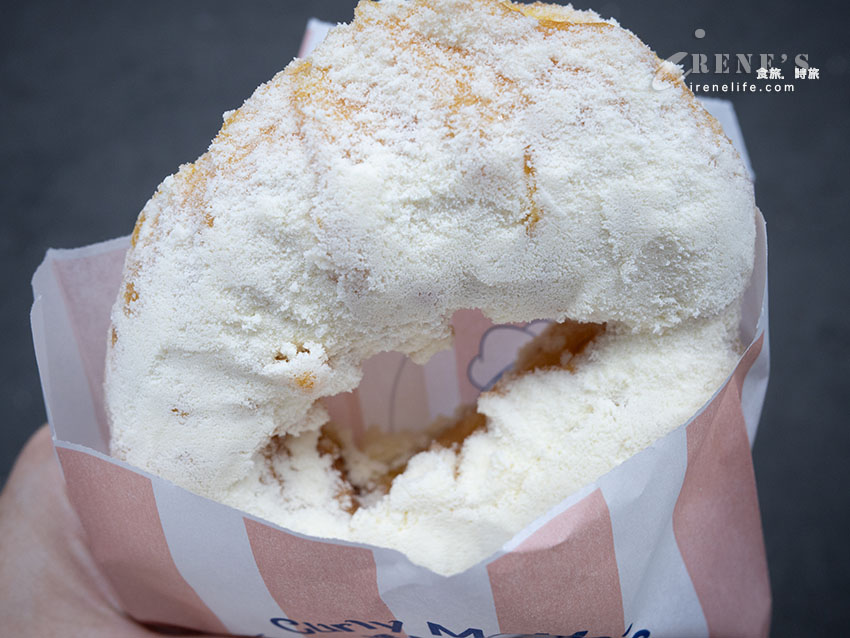 台北車站美食推薦|捲髮奶奶鮮奶脆皮甜甜圈:超厚奶粉、外酥內軟的北車散步銅板小吃 台北車站美食推薦|捲髮奶奶鮮奶脆皮甜甜圈:超厚奶粉、外酥內軟的北車散步銅板小吃