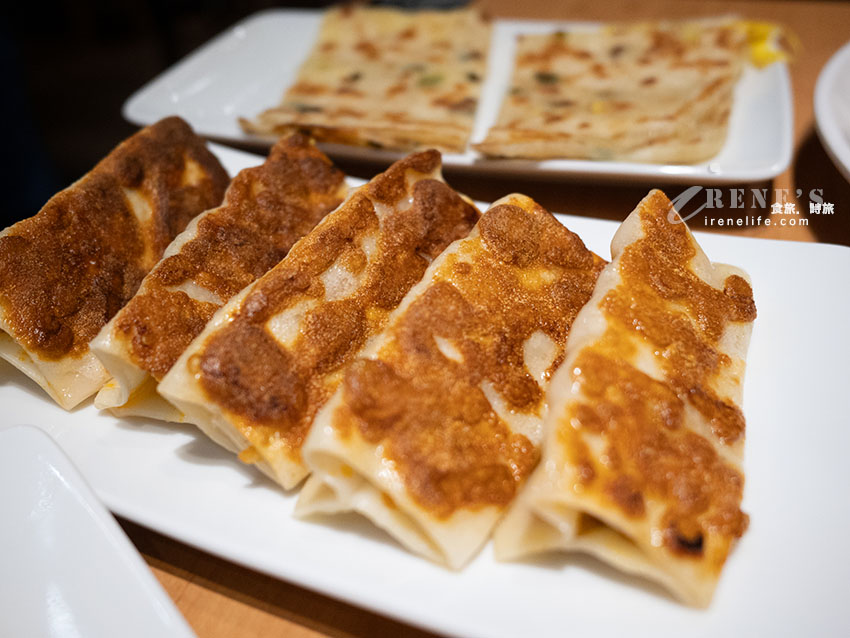 三重集美街美食｜食功夫蒸餃鍋貼專賣店，免低消享「小米粥吃到飽」，青龍雙椒鍋貼必點！