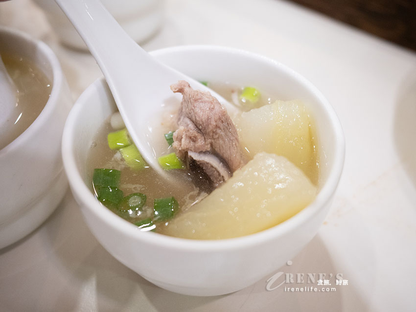新莊泰式料理推薦｜泰拾樂泰式餐坊，一個人也能吃的精緻泰菜！必點皇室咖哩軟殼蟹與小熊泰奶