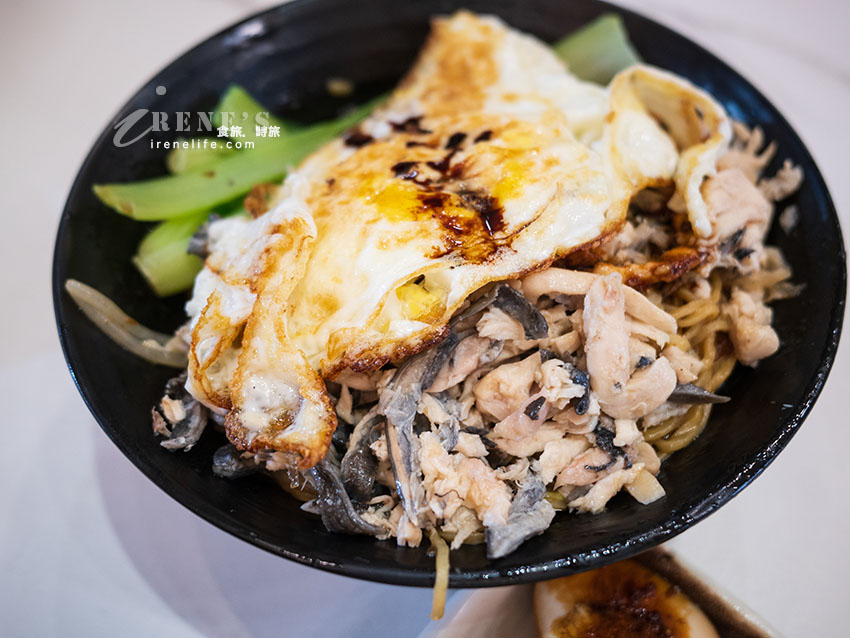 桃園藝文特區美食｜馮羽樓雞肉飯賣所，神還原中華一番烏雞飯！隱藏巷弄的貓咪餐廳