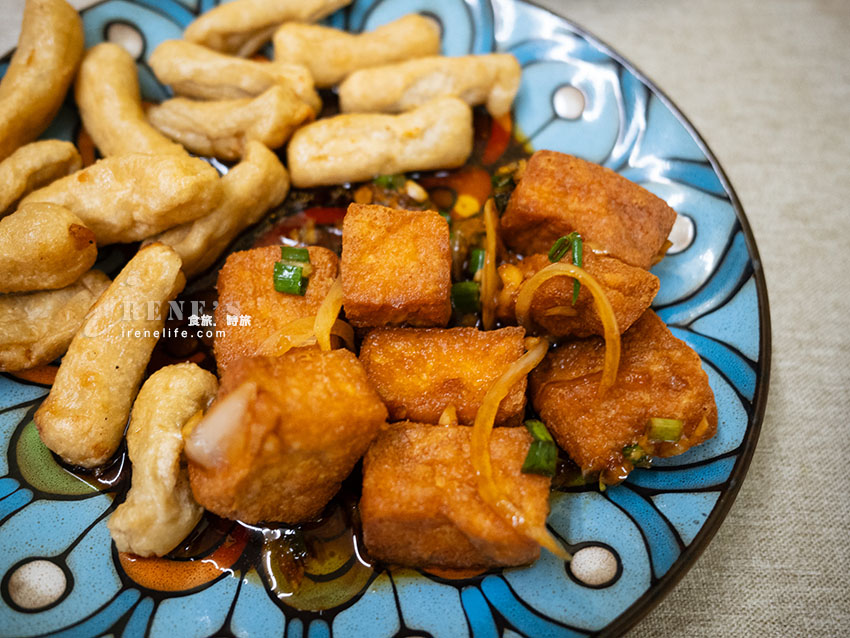 三和夜市美食｜金孫雞排俱樂部：被雞排耽誤的爆漿西多士與皮蛋拌麵！