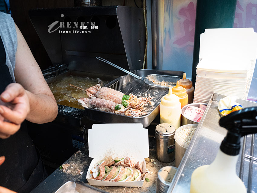 寧夏夜市美食|黃仁勳加持的人氣王「爆漿脆皮魷魚」,包小黃瓜超解膩! 寧夏夜市美食|黃仁勳加持的人氣王「爆漿脆皮魷魚」,包小黃瓜超解膩!
