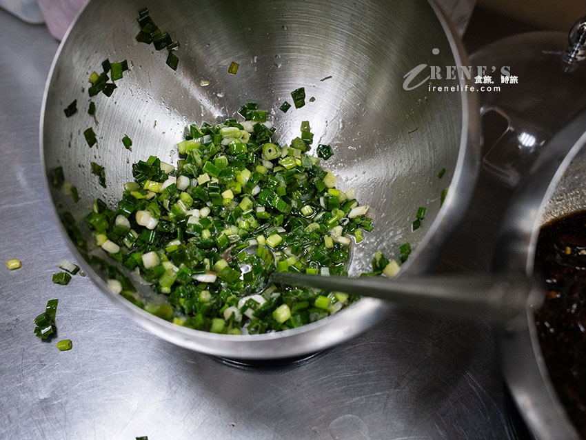 【三重美食】明正燒臘：集美街新開幕排隊便當！推薦限量脆皮鴨腿飯與超強脆皮燒肉