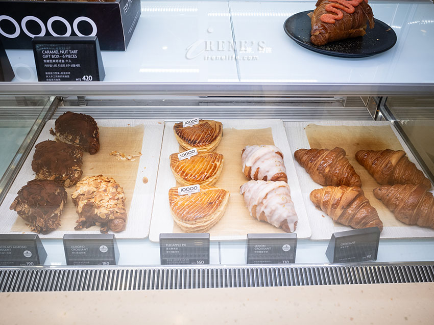 【台北車站美食】Ten Thousand Coffee 台北京站店：紐約爆紅一萬咖啡！限定1公升瓶裝與菜單評價