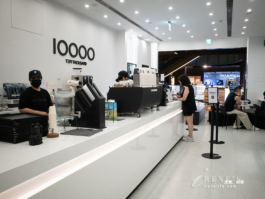 【台北車站美食】Ten Thousand Coffee 台北京站店：紐約爆紅一萬咖啡！限定1公升瓶裝與菜單評價