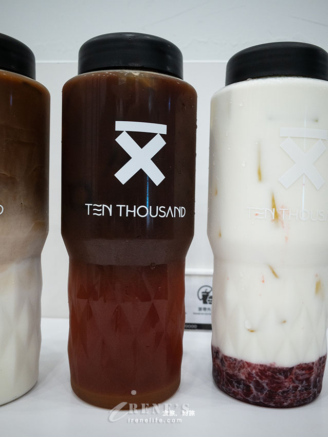 【台北車站美食】Ten Thousand Coffee 台北京站店：紐約爆紅一萬咖啡！限定1公升瓶裝與菜單評價