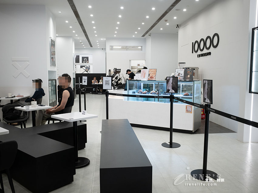 【台北車站美食】Ten Thousand Coffee 台北京站店：紐約爆紅一萬咖啡！限定1公升瓶裝與菜單評價