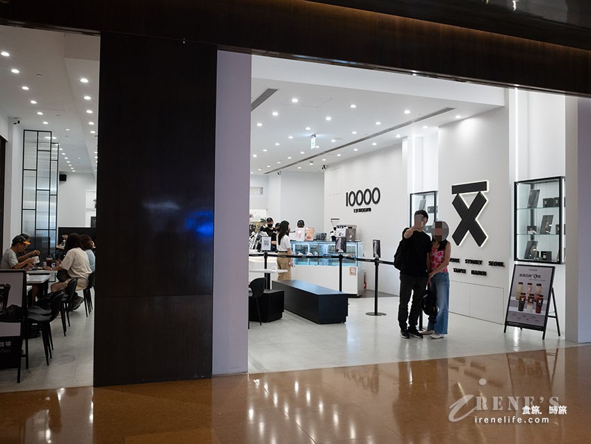 【台北車站美食】Ten Thousand Coffee 台北京站店：紐約爆紅一萬咖啡！限定1公升瓶裝與菜單評價